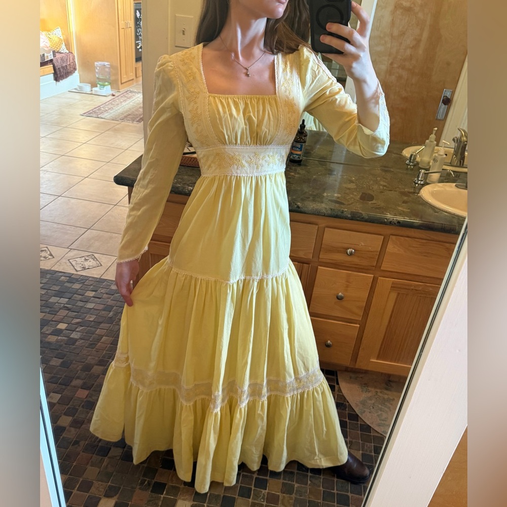 Vintage Yellow Gown Lace Detailing Sz S